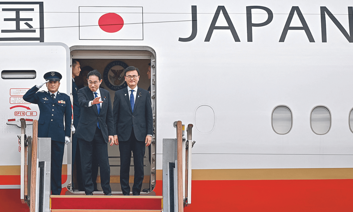 Tensión. Mientras las alarmas sonaban en Okinawa por el lanzamiento del misil norcoreano, el primer ministro japonés, Fumio Kishida, abordó su avión de regreso a Tokio.