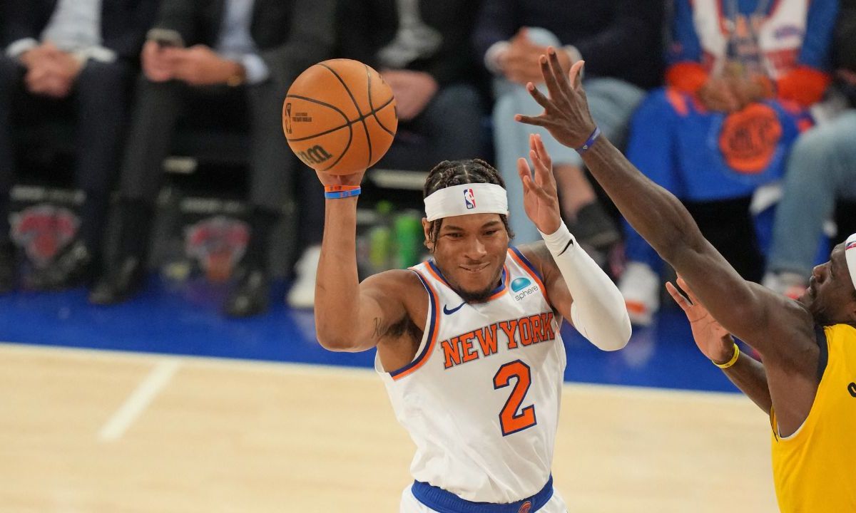 Con un cierre de alarido y una diferencia de apenas cuatro puntos entre ambos, los Knicks de New York ganaron el primer juego de la ronda semifinal en la Conferencia Este ante los Pacers de Indiana