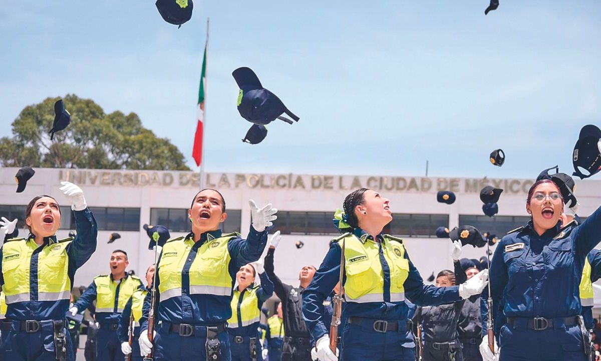 Datos. En esta generación de la Universidad de la Policía de la Ciudad de México, 157 mujeres concluyeron sus estudios, informó el mandatario local.