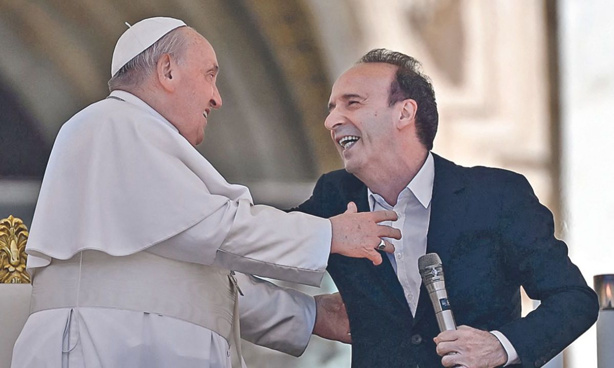 El actor y director italiano, Roberto Benigni, robó ayer protagonismo al papa 