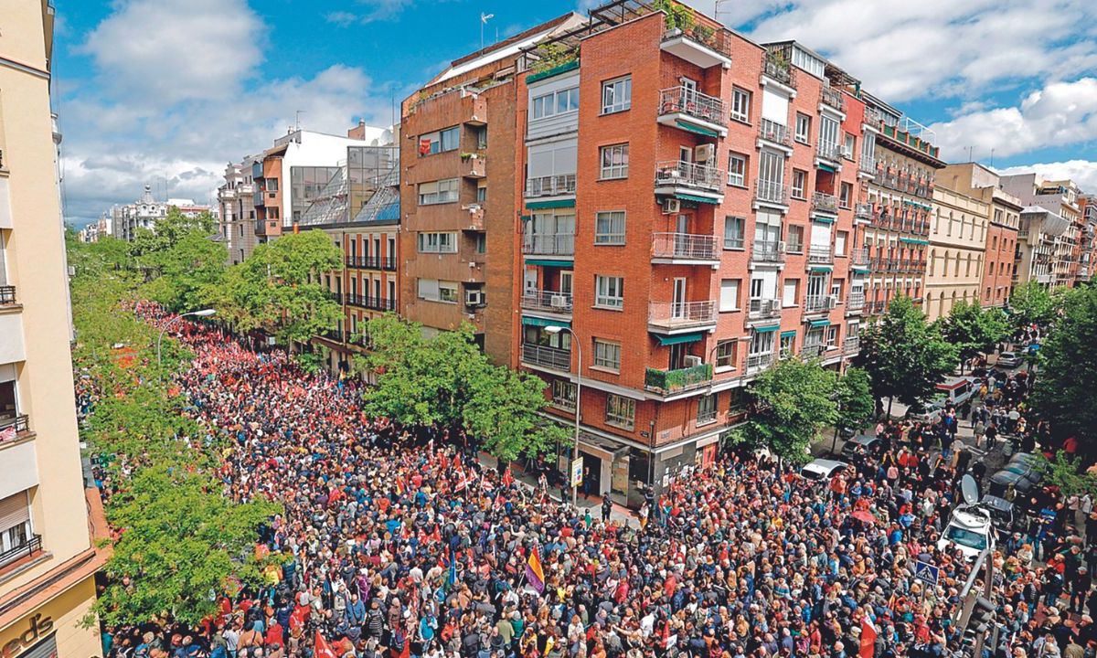 RESPALDO. Simpatizantes del presidente Pedro Sánchez se reunieron el pasado 29 de abril para mostrar su apoyo a su continuidad, frente a la sede del Partido Socialista Obrero Español (PSOE), en Madrid.