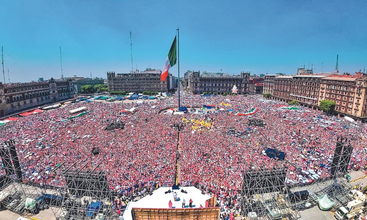 Cifra. De acuerdo a los organizadores, más de 1 millón de personas asistieron al Zócalo; según el Gobierno local, de extracción morenista, fueron 95 mil personas.
