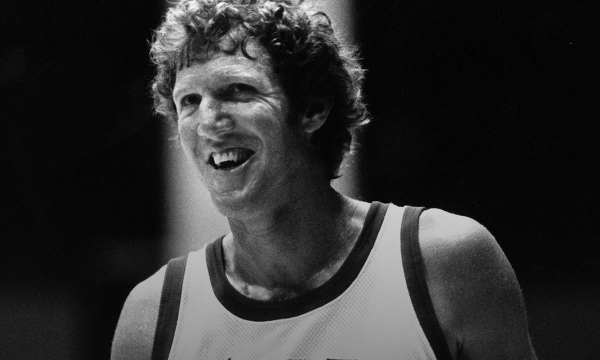 El miembro del Salón de la Fama, Bill Walton, falleció este lunes a los 71 años de edad, producto de un cáncer que terminó con su vida de acuerdo con un reporte de la National Basketball Association