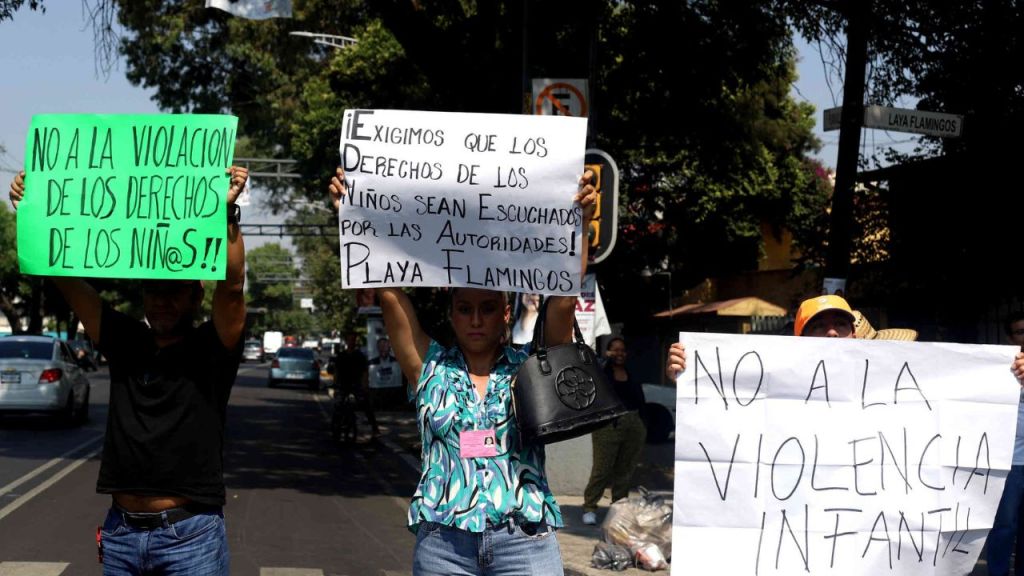 Padres de familia en Iztacalco realizaron el cierre del Eje 5 en su cruce con Calzada de la Viga, para denunciar a vecinos de la colonia Militar Marte por cerrar calles