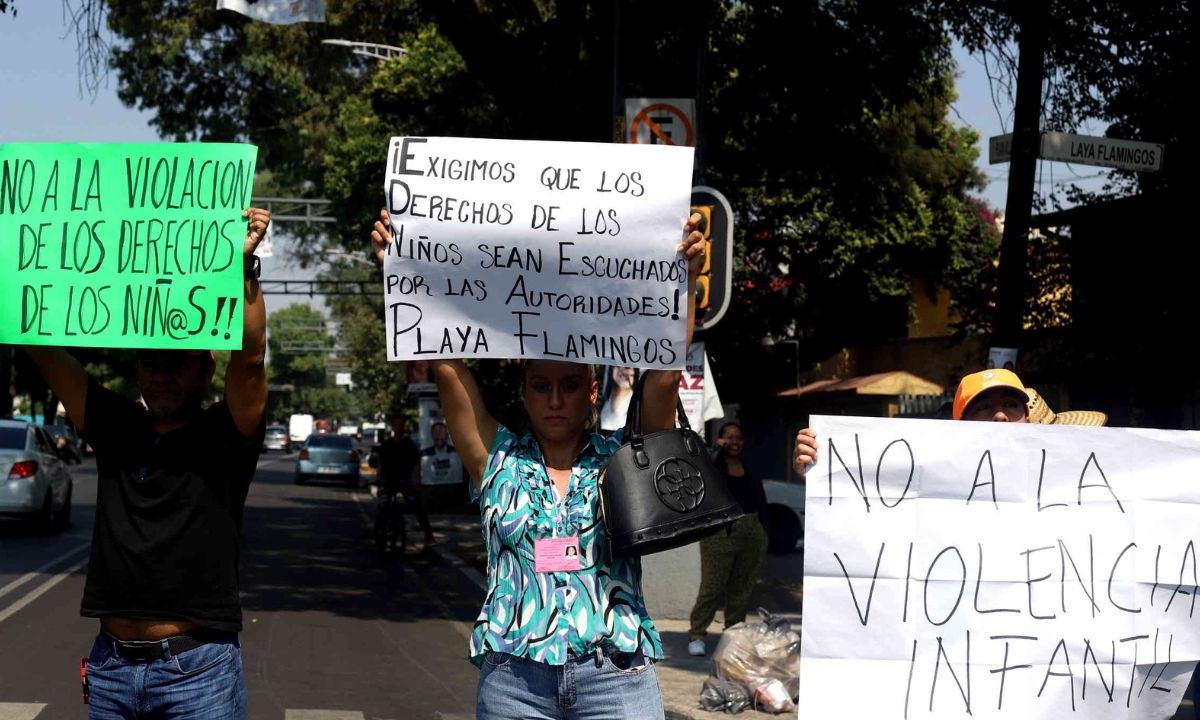 Padres de familia en Iztacalco realizaron el cierre del Eje 5 en su cruce con Calzada de la Viga, para denunciar a vecinos de la colonia Militar Marte por cerrar calles