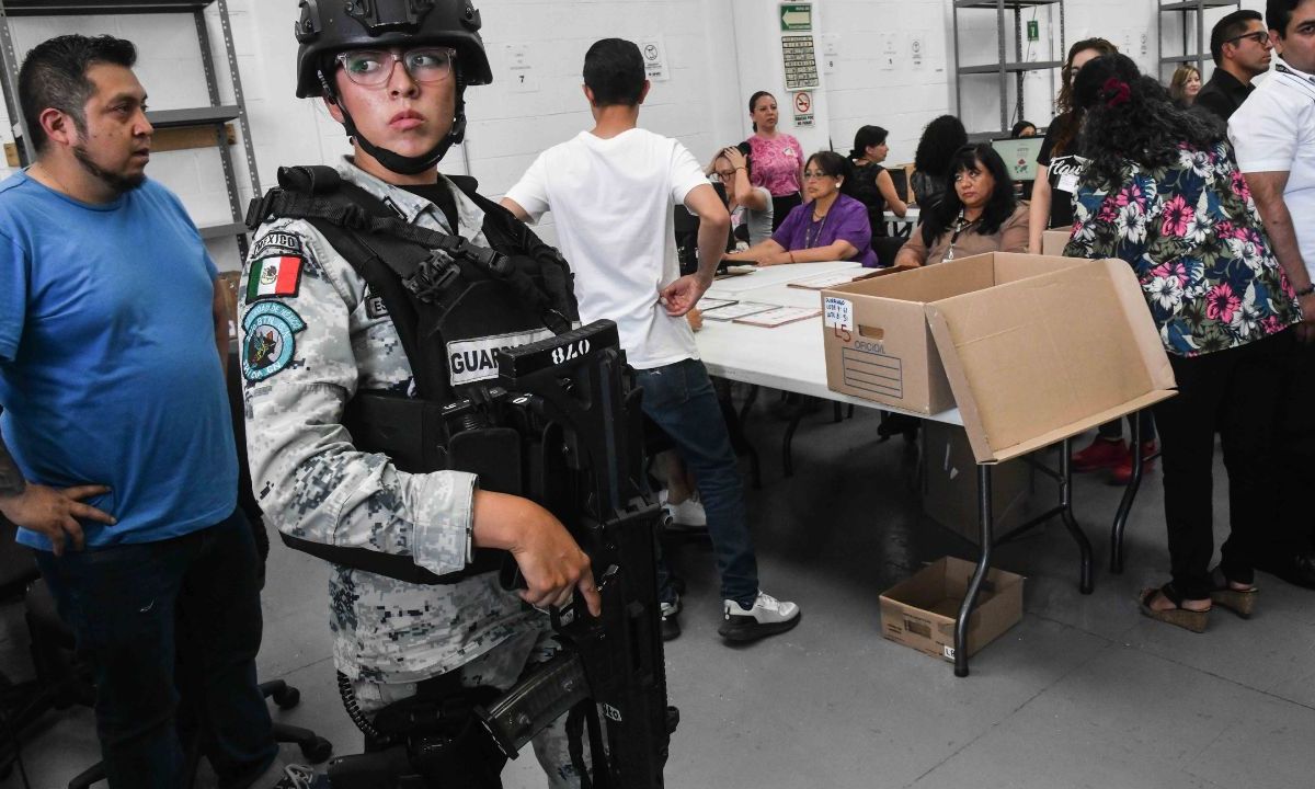 Resguardo. La Guardia Nacional aseguró los paquetes electorales postales que recibirán mexicanos residentes en el extranjero.