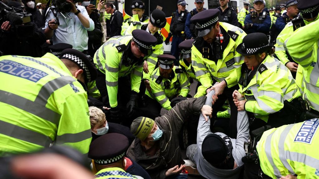 SOLIDARIDAD. Agentes de la Policía Metropolitana (MET) detuvieron a manifestantes que intentaron evitar la detención de inmigrantes en un hotel en Peckham, Londres, para su expulsión a Ruanda.