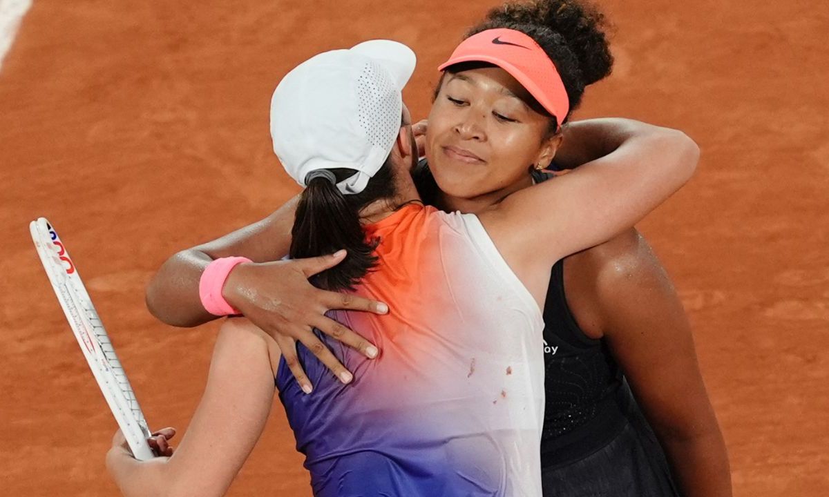 Iga Swiatek y Naomi Osaka deslumbraron en el cuarto día de actividades del primer cuadro de Roland Garros, con triunfo para la competidora polaca con parciales de 7-6, 1-6 y 7-5