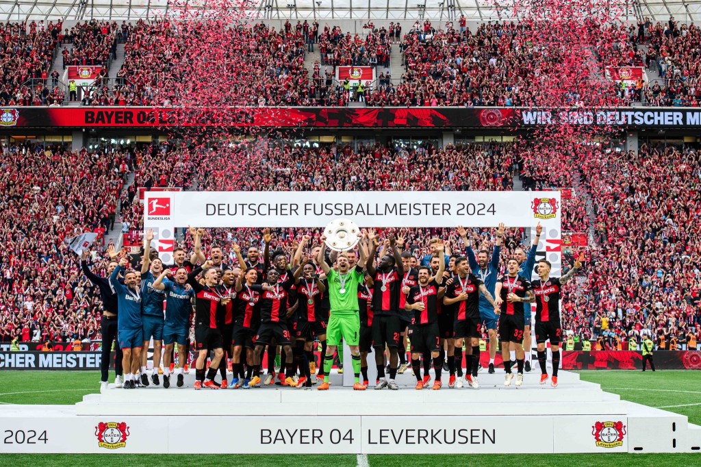 El club con sede en Leverkusen, Renania septentrional-Westfalia, dirigido por el mediocampo leyenda de la Real Sociedad, Xabi Alonso, se coronó campeón en la Bundesliga con un invicto histórico lue