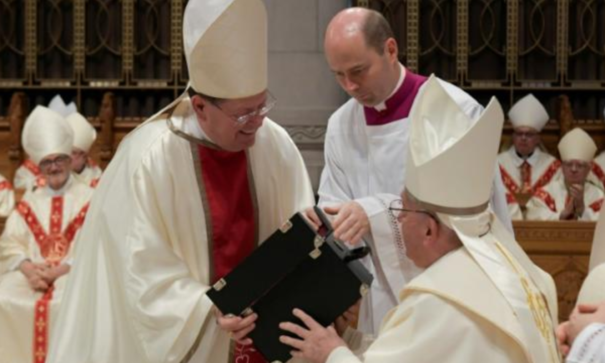 Vaticano libera a cardenal de acusaciones por agresión sexual