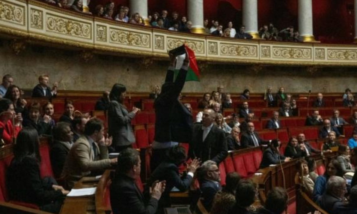 Francia suspende a legislador por levantar bandera palestina durante un debate