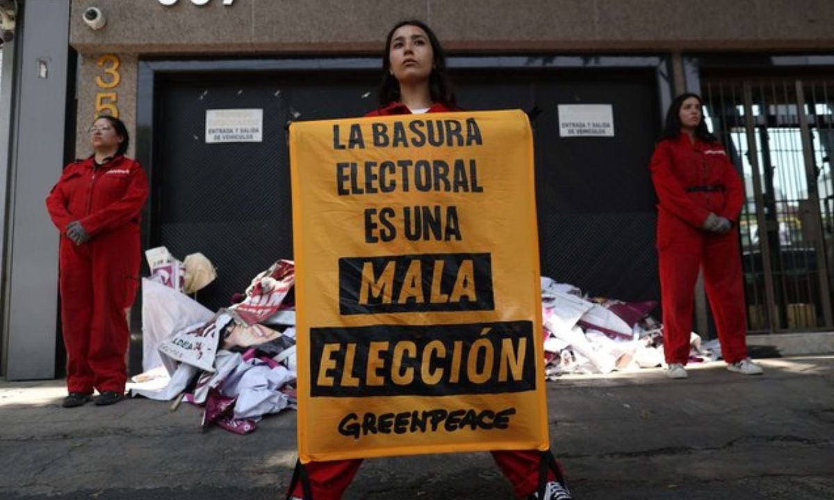 Activistas de Greenpeace devuelven “basura electoral” a sedes de partidos políticos