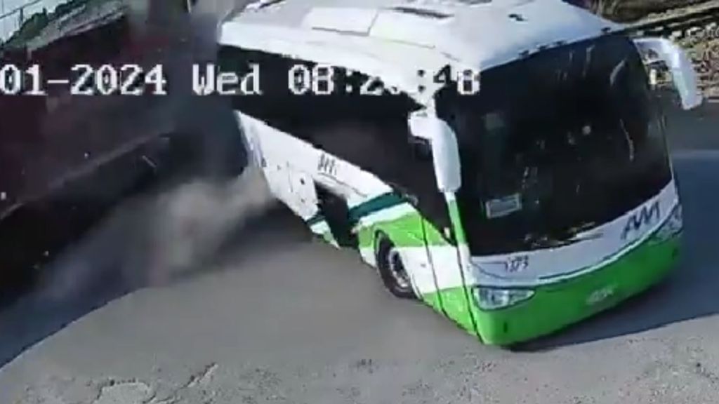 Un muerto y 5 heridos dejó la embestida de un tren a un autobús en Hidalgo