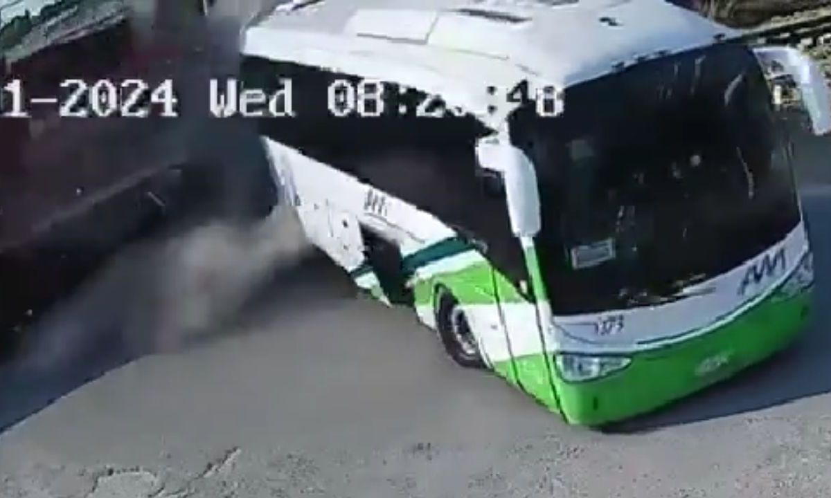 Un muerto y 5 heridos dejó la embestida de un tren a un autobús en Hidalgo