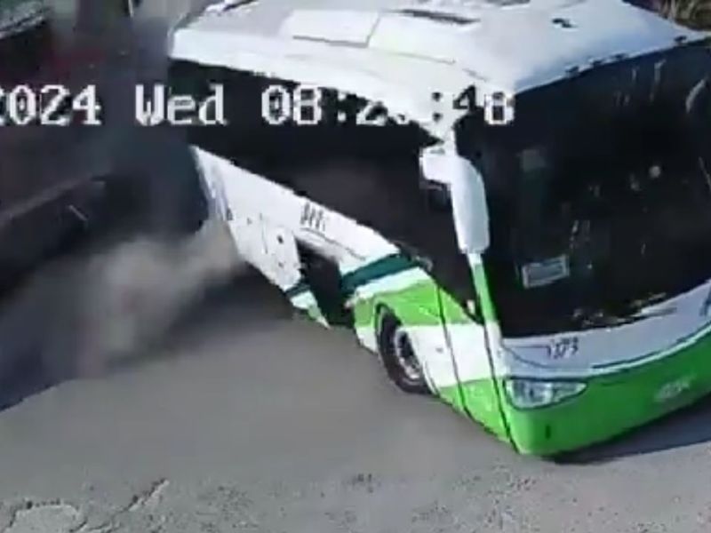 VIDEO: Tren embiste a camión de pasajeros en Hidalgo; hay un muerto y 5 heridos