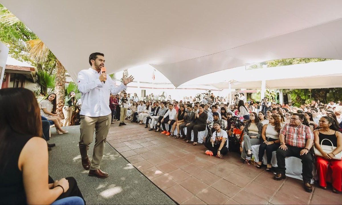 Crimen financia campañas y postula candidatos, afirma Máynez
