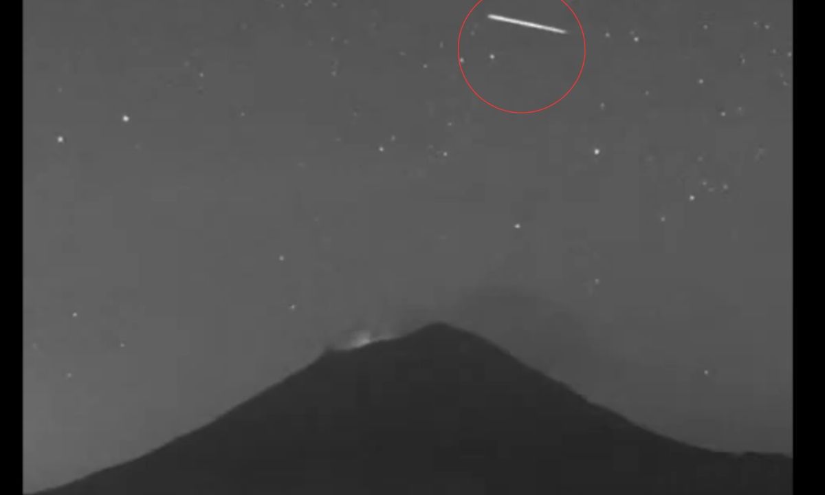 Captan un alargado objeto luminoso de una forma y origen desconocido sobrevolando cerca del volcán Popocatépetl