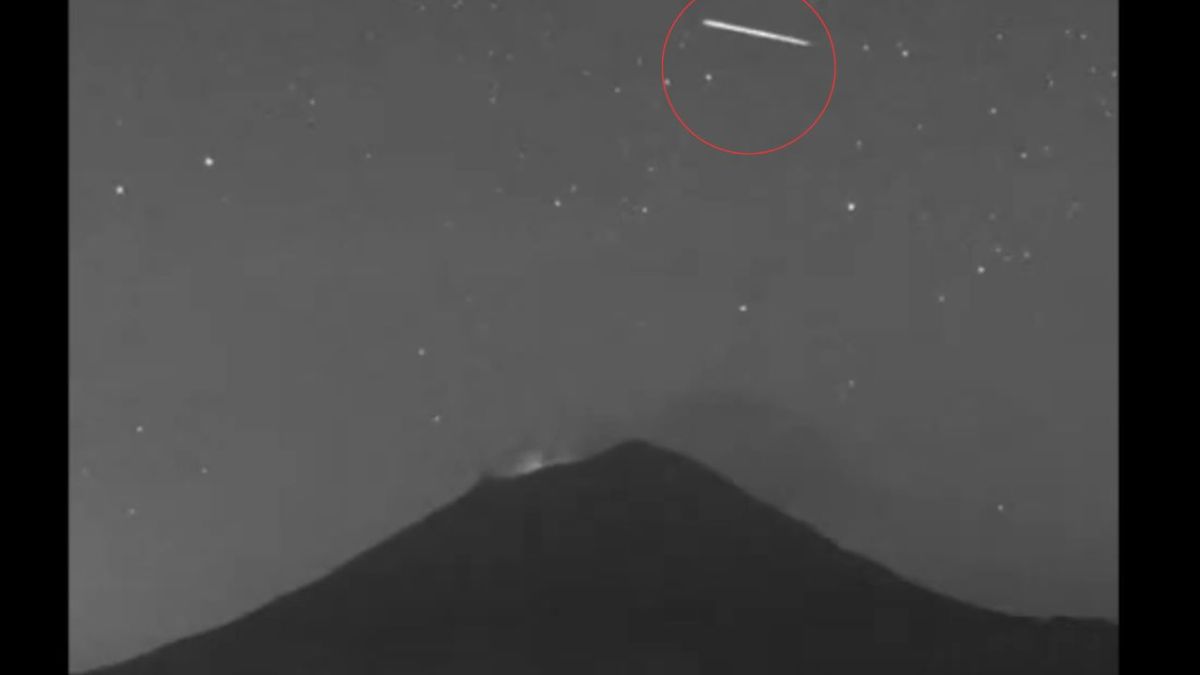 Captan un alargado objeto luminoso de una forma y origen desconocido sobrevolando cerca del volcán Popocatépetl