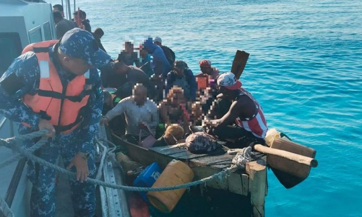 Rescatan a 51 migrantes en aguas de Quintana Roo