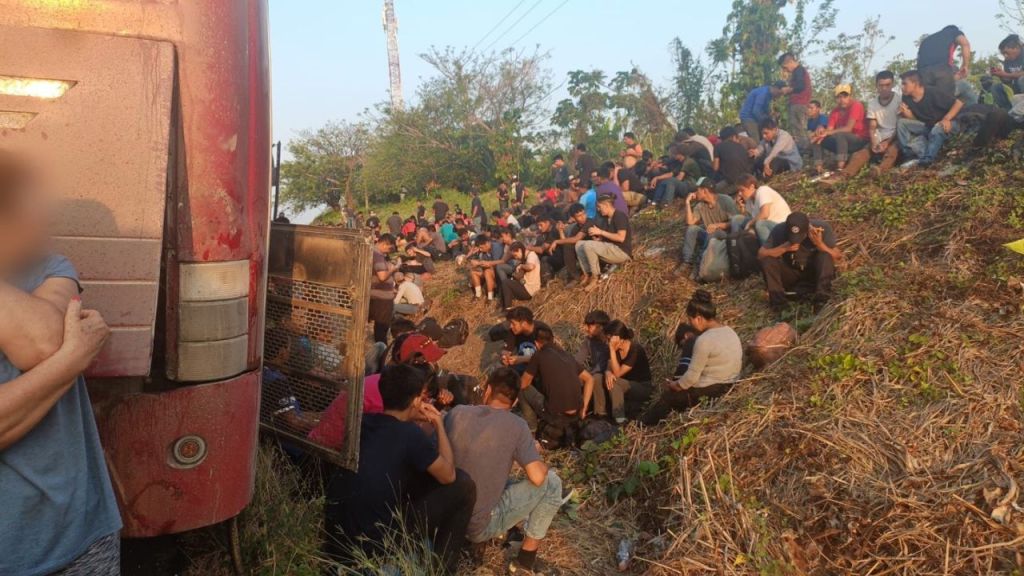 Rescatan a 407 migrantes dejados en abandono en tres autobuses en autopista en Veracruz
