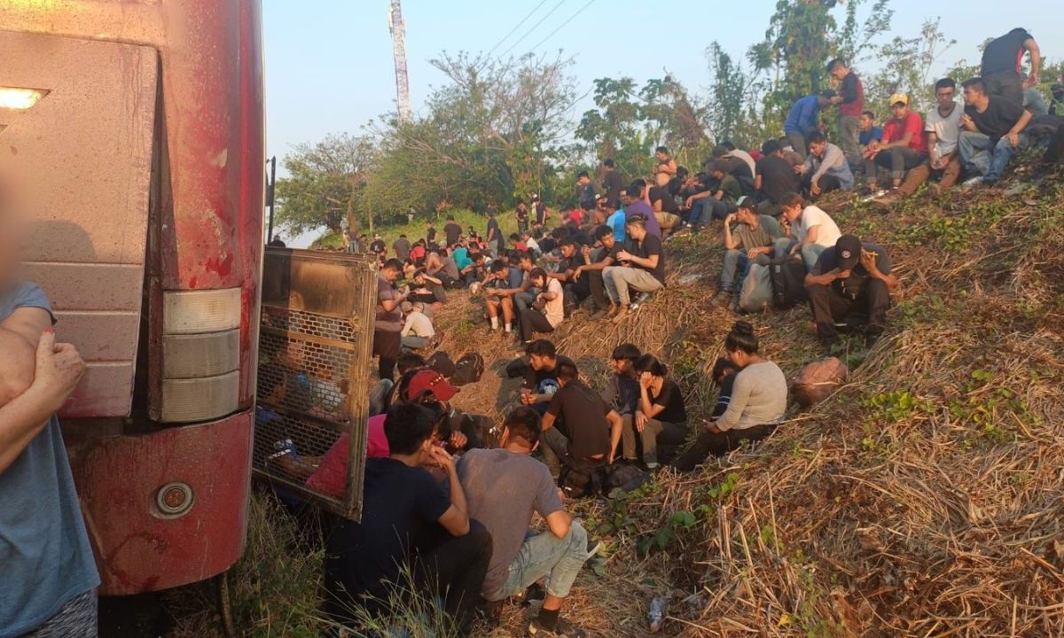 Rescatan a 407 migrantes dejados en abandono en tres autobuses en autopista en Veracruz
