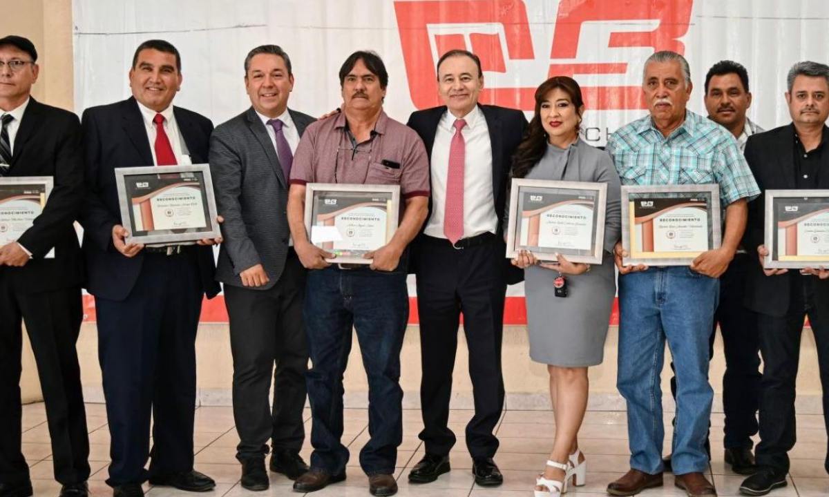 Por sus años de servicio y compromiso, Alfonso Durazo reconoció a personal docente y administrativo del Cobach de Sonora