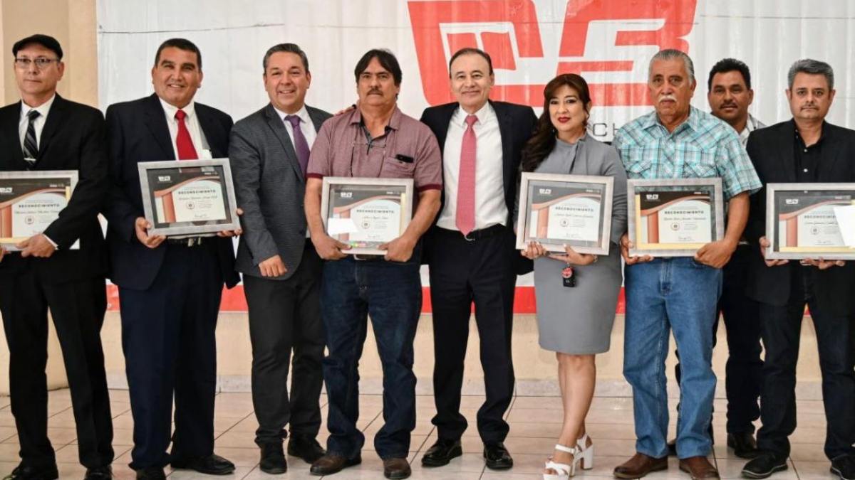 Por sus años de servicio y compromiso, Alfonso Durazo reconoció a personal docente y administrativo del Cobach de Sonora