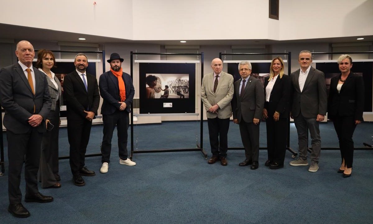 La exposición fotográfica “El tiempo de Alicia”, del creador mexicano Santiago García Galván, se inauguró con gran éxito en Turquía