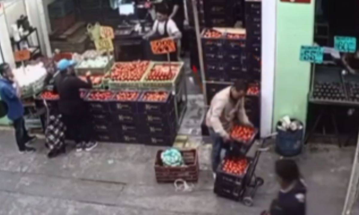 En redes sociales circula un video en el que se observa a un sujeto robándose una caja de jitomates en la Central de Abasto de Puebla.
