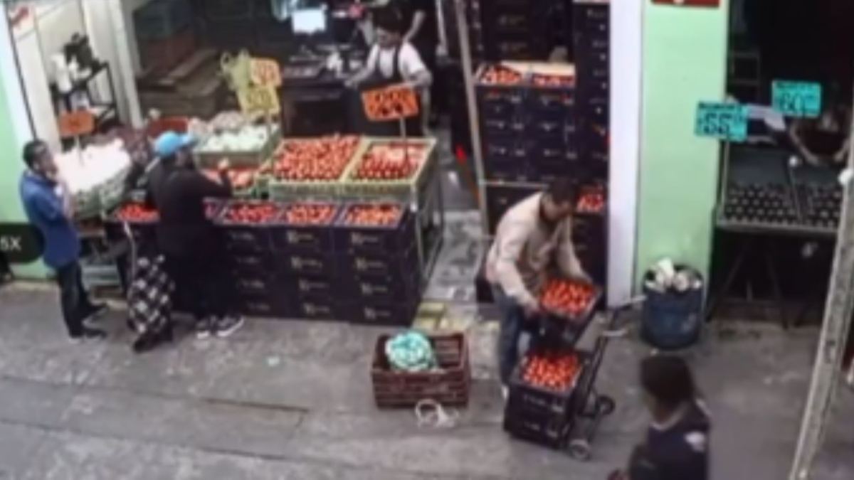 En redes sociales circula un video en el que se observa a un sujeto robándose una caja de jitomates en la Central de Abasto de Puebla.