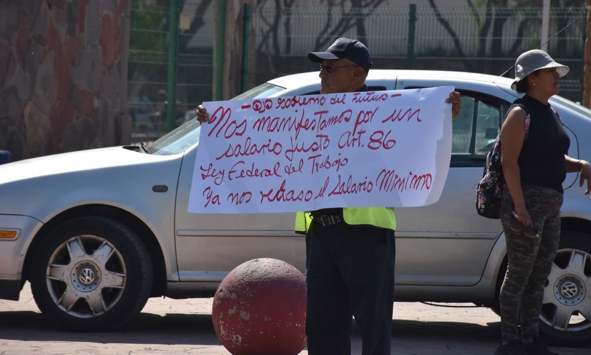 Un grupo de policías de Cuautitlán Izcalli, se manifestó frente al Parque de las Esculturas, a un costado del Palacio Municipal