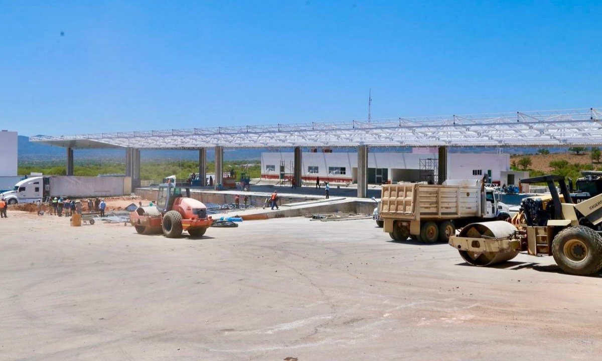El gobernador de Sonora, Alfonso Durazo Montaño, supervisó los avances del proyecto de modernización de la aduana en Nogales