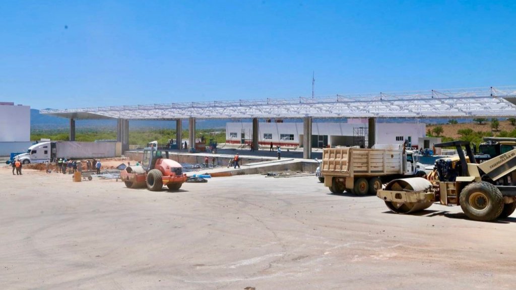 El gobernador de Sonora, Alfonso Durazo Montaño, supervisó los avances del proyecto de modernización de la aduana en Nogales